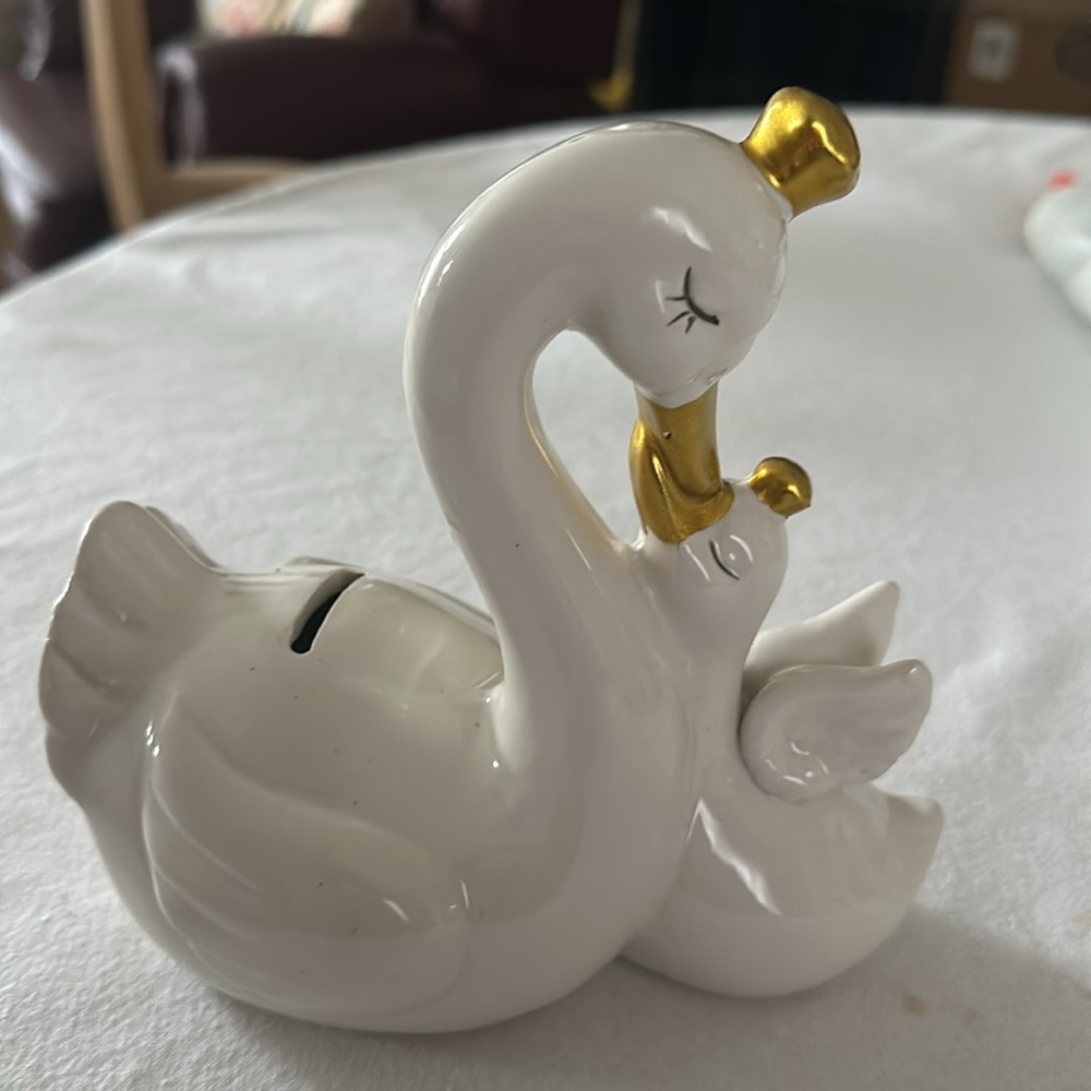 Swan mom and baby white ceramic bank - Picture 3 of 4
